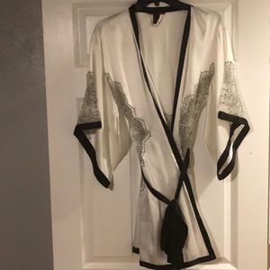 🖤Victoria’s Secret satin & lace lingerie robe 🖤